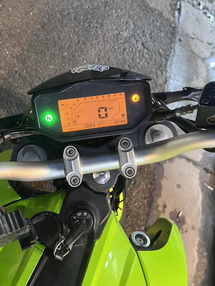 السلام عليكم دراجة بنلي 180cc
الدراجة استعمال شخصي 

السعر 3500 بيهة مجال بسيط 

الدراجة نضيفة بس مستعجل على بيعهة 

الرقم اربيل التحويل ثاني يوم 

هذا رقمي ***********
