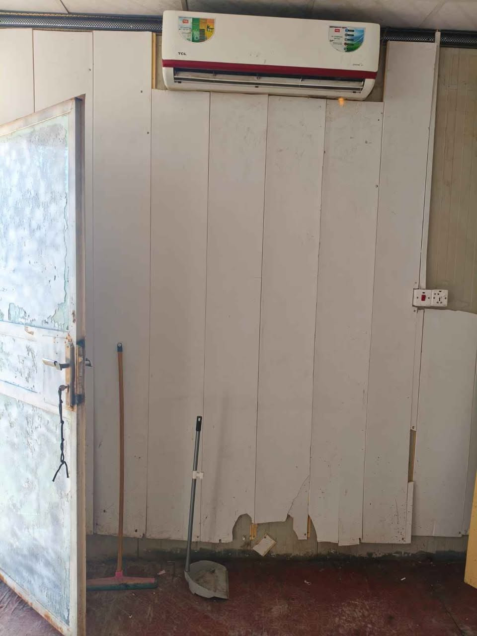 كرفان للبيع 4×3 
ارضية خشب سقف ثانوي واجهة جام 
يرادله تعديلات بسيطة 
الموقع البصرة التنومة 
للأستفسار *********** Singapore
