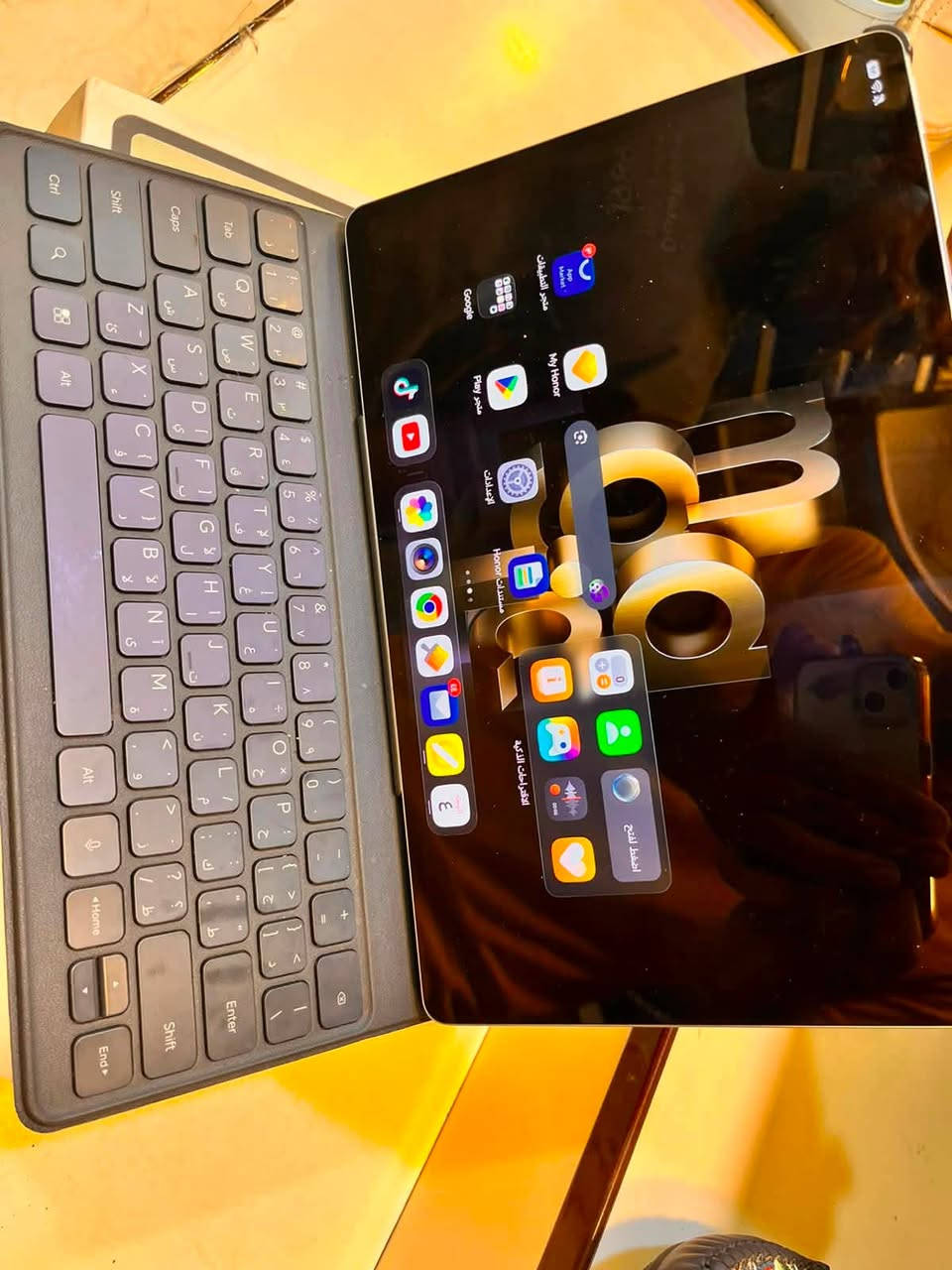 للبيع HONOR MagicPad 2 (أعلى نسخة)
* الرام: 12GB
* الذاكرة: 256GB
* المعالج: Snapdragon 8s Gen 3
* شاشة OLED مقاس 12.3 بوصة بدقة 3K وتردد 144Hz
* الحالة: نظيف جدًا، استخدام شخصي، كلشي شغال 100%
* ما مفتوح ولا مصين ولا بيه أي عطل.
* وياه:
    * ✅ الكيبورد الأصلي
    * ✅ القلم الأصلي
    * ✅ الشاحن الأصلي
    * ✅ كيبل الشحن
    * ✅ الكارتون كامل

السعر المطلوب: 725,000 دينار عراقي
السعر قابل للتفاوض بالمعقول بعد المعاينة. ***********
