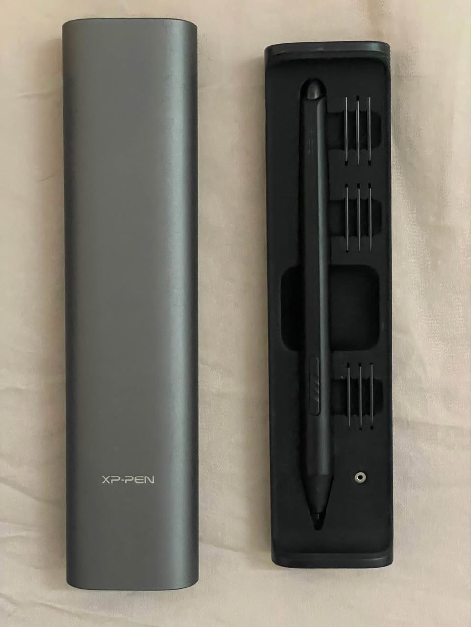 تابلت رسم احترافي للبيع 🎨🔥

**XP-PEN Artist Pro 16** بحالة ممتازة جدًا، استخدام خفيف ونظيف، بدون أي مشاكل.

المواصفات:

* شاشة 15.6 إنچ بدقة Full HD
* قلم حساس للضغط (8192 مستوى) – رسم ناعم ودقيق جدًا
* أزرار اختصار جانبية تسهّل الشغل
* مناسب للرسم، التصميم، المونتاج، والأنيميشن
* يشتغل على اللابتوب والكمبيوتر (ويندوز وماك)

يجي وياه القلم الأصلي + الكيبلات والكراتين الاصلية.

السعر: ٤٥٠ و بي مجال بسيط
الموقع: السماوة

اللي مهتم يراسلني خاص 📩 السماوا, المثنى


**إذا كنت صاحب هذا الإعلان وتريد حذفه لأي سبب، رجاءا أرسل رسالة إلى الدعم الفني**
