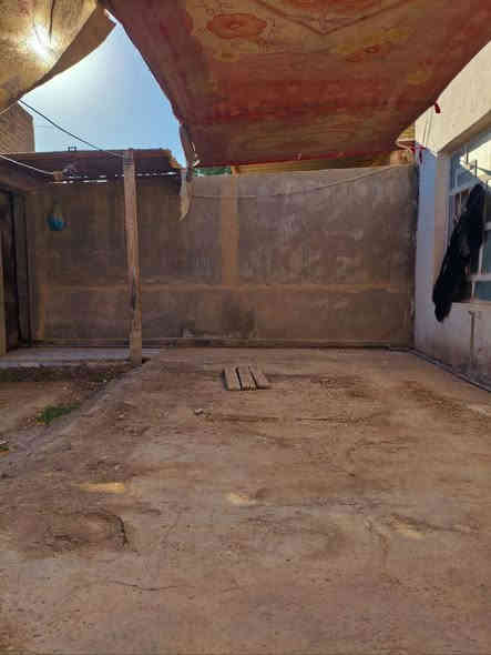 بيت ركن للبيع
‏المكان: الحلة /البكرلي
‏سند 25 
‏المساحة: 124 م²
‏البيت طابوق وصب كونكريت
‏يحتوي البيت على استقبال وغرفة نوم وصالة ومطبخ وصحيات وحديقة ومساحة كراج للسيارة.
‏الأرضية سيراميك والسطح فرشي
‏رقم التلفون: ***********
السعر: 70 مليون قابل للتفاوض، (بي مجال). حلة
