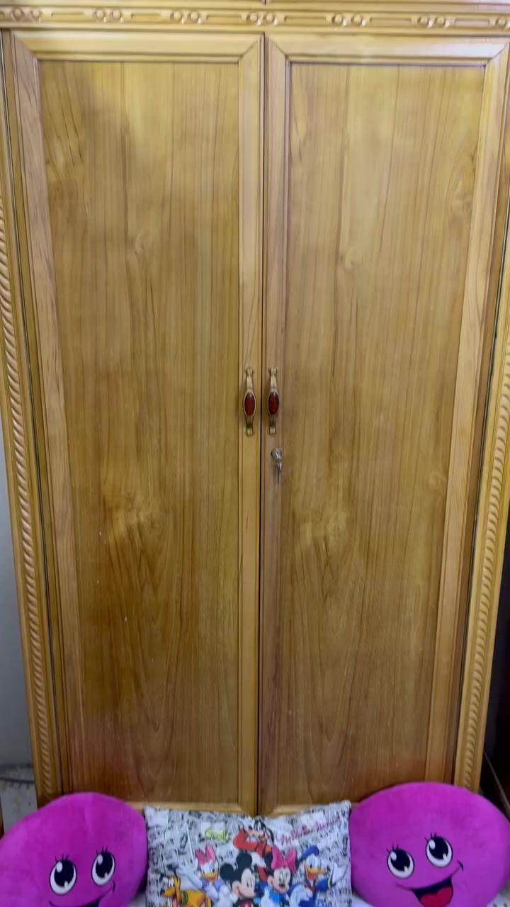 غرفة عراقية مستعملة شي قليل مابيهة اي كسر او ظربة خمس قطع الكنتور سلايت المكان بغداد حي اور السعر مليون ونص الرقم ***********
