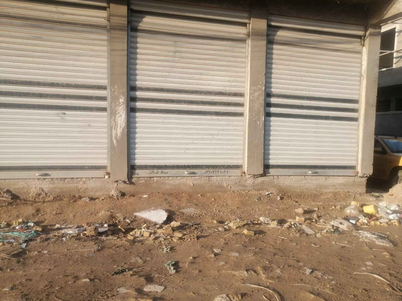 سلام عليكم بيع مستعجل بنايه للبيع 50متر واجهيه 10ونزال5سند طابو صناعي فتح بيان بلمحكمه عنوان الشعب قرب محطه سما بغداد فرع معمل الجكليت كلش قريبه على شارع العام مال الشعب  متكونه من ثلاث محلات كامله حتى مبيضه  ودرج معزول عن المحلات فوك مبني صاله وخدمات الفوك بدون سقف مستقبلين ينبني فوك غرفتين وماسس مي مجاري كهرباء وشغل كله درجه اولى المنطقة كامله خدمات مي كهرباء مجاري السعر 75للستفسار على الرقم ***********
