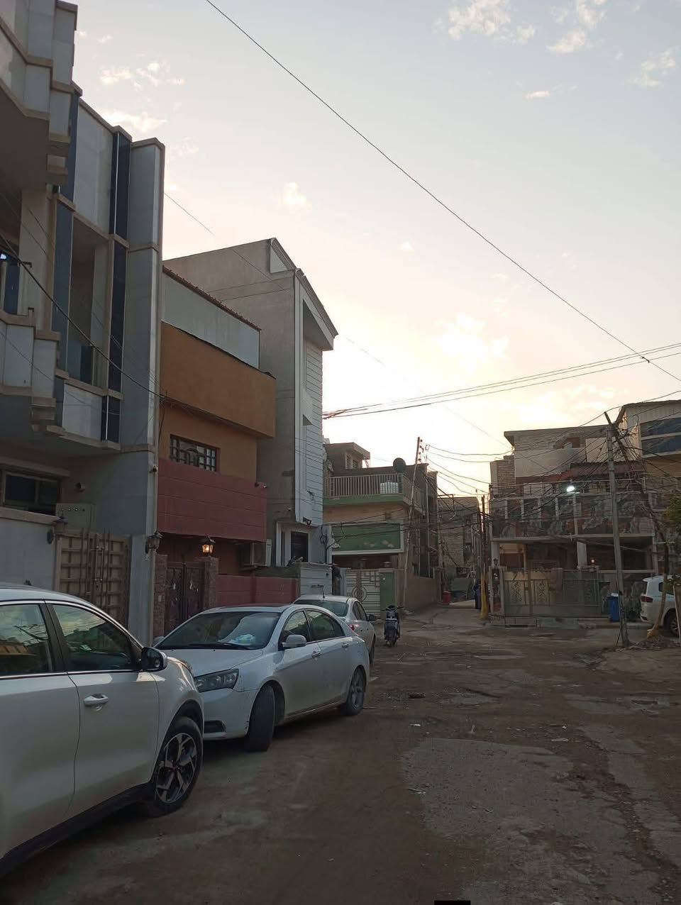 السلام عليكم تعلن شركة الجبوري للعقار والمقاولات العامه عن بيع دار ملك صرف سكني في منطقة الاسبع ابكار قرب مدرسة نور الايمان بناء حديث درجه أولى
1 المساحة 90 مترررررر 
2 الواجه 6 مترررر 
3 النزال 15 مترررر 
4 عرض الشارع 10 مترررر 
5 السعر 300 مليون وبي مجال 
يحتوي على 3 طوابق 
طرمه وصاله ومطبخ وحولي وخدمات 2 وبيتونه وسطح و5 غرف نوم منور 
 عنوان الشركة الكريعات الكويتي شارع حسينية ابي تراب قرب فلكة القرغولي استفسار اتصال على الارقام التاليه 
*********** أبو صكر الجبوري 
***********
