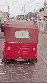 عندي هاي التكتك موديل 18نضيفه مكينه مال20 اوراق كامله كبل للترقيم مكان...