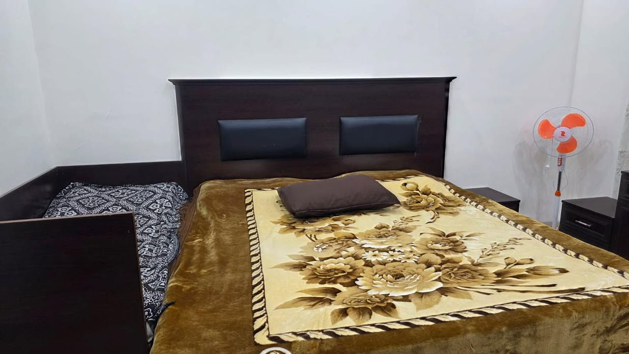 تخم نوم تكمة و كبير متكون من ٦ قطع 
سيسم كبير ٢م x ٢م مع الدوشك الطبي ال شبه جديد ،
كنتور ٦ بيبان، كومدين عدد ٢ ، ميزالتواليت ، تعلاكة ملابس (ما مبين بالصورة)
مع سيسم وحد للاطفال نفس الخشب ونفس اللون مع الدوشك مالته
علما ان قاعدة السيسم (اثنيناتهم) قاعدة خاصة وحدهم مو تجارى او جلبي
السعر ٣٣٠ دولار
***********
