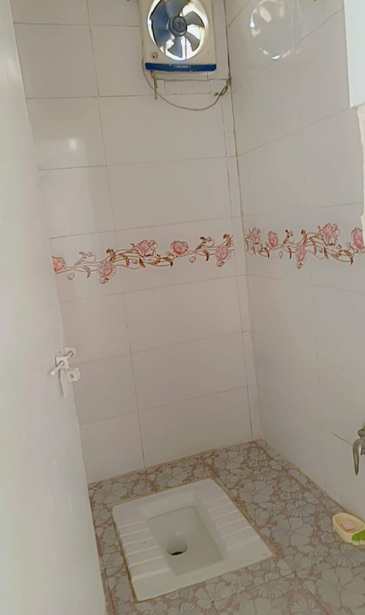 بيت زراعي للبيع ناصريه قرب ( شركة النفط ذي قار) البيت يتكون من 4 غرف وصاله ومطبخ وصحيات وممر خارجي الغرفه 5 في 4 عدد 2 والغرفه الثالثه 5 ونص في 5 والغرفه الرابعه 5 ونص في 4 وربع المطبخ 4 في 3 ونص قريب ع الشارع العام البيت مرتب كله سيراميك مساحت 200متر السعر 50وبي مجال استفسار تصل عل رقم***********
