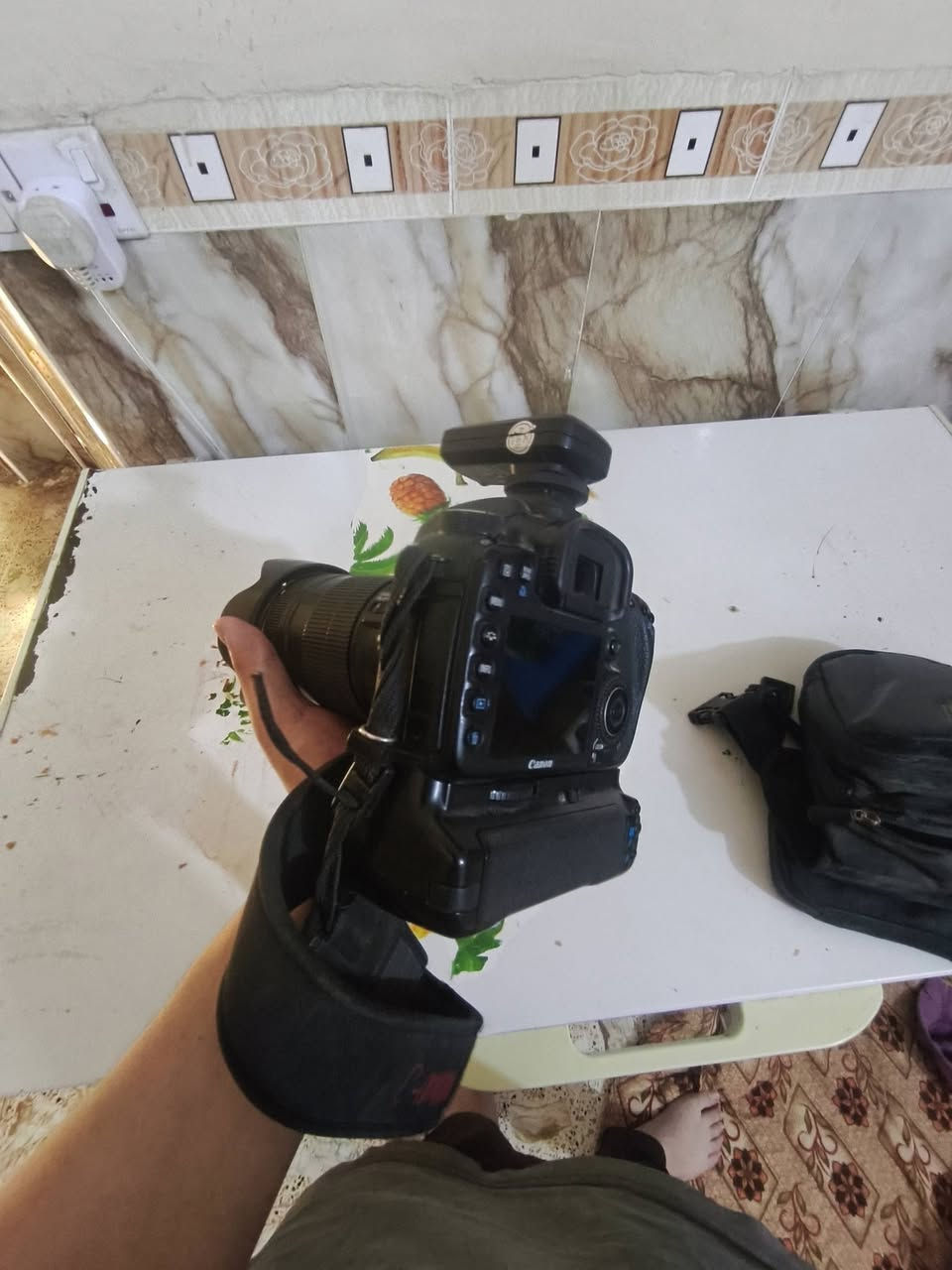 📞 للاستفسار والاتصال المباشر: ***********
​للبيع: كاميرا كانون 7D الاحترافية (Canon 7D Body Only)
​الكاميرا الاحترافية الغنية عن التعريف من كانون (البدي فقط بدون ملحقات)، معروفة بقوة بدنها وسرعتها العالية، ممتازة جداً للي يحب يدخل مجال التصوير أو للتغطيات السريعة وتصوير المناسبات والمودلز.
​⚡ أهم المواصفات باختصار:
​البدن: معدني قوي جداً (Magnesium Alloy) ومقاوم للظروف الجوية والغبار.
​السرعة: سريعة جداً باللقطات المتتالية (تصل إلى 8 صور بالثانية)، ممتازة لتصوير الحركة الرياضية والسيارات.
​الفوكس: نظام تركيز تلقائي ذكي وسريع يحتوي على 19 نقطة متقاطعة.
​الفيديو: تصوير فيديو بدقة Full HD بألوان كانون الدافئة والمميزة.
​✅ النظافة والشتر: [اكتب نظافتها وعدد الشتر إذا تعرفه، مثلاً: نظيفة جداً وشتر قليل].
💰 السعر: 350 ألف (وبيها مجال بسيط للطيبين).
📍 المكان: سامراء.
