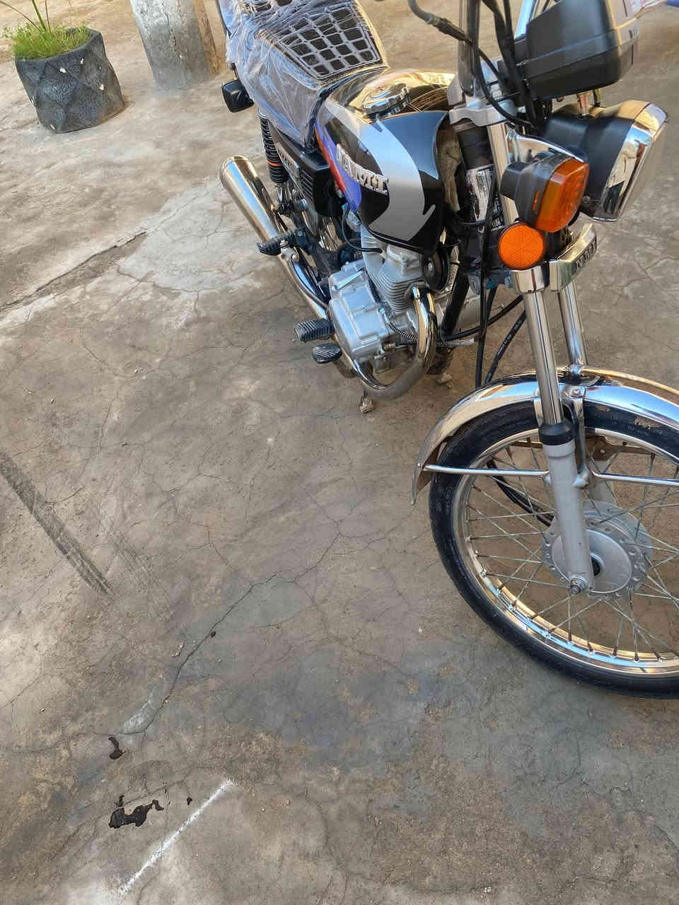 سلام عليكم
شباب دراجه للبيع ناما شلامجه رقم وسنويه بسمي
مودييل 2019 مكينه مفتوحه ونضيفه كهربيات شغاله. 
  سعر خاص. رقم ه.  ***********
