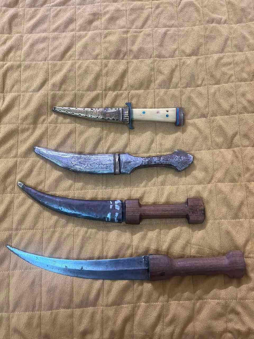 السلام عليكم خناجر للبيع قديمات اسعارهم
الحجم الجبير 100 الفل بدون كراب
الحجم الوسط 75 الف كراب كامل 
الحجم الوسط 45 الف كراب كامل 
الحجم الصغير 35 الف تغليف نحاس والقبضة عاج 
مكاني الموصل توصيل ماعندي


**إذا كنت صاحب هذا الإعلان وتريد حذفه لأي سبب، رجاءا أرسل رسالة إلى الدعم الفني**