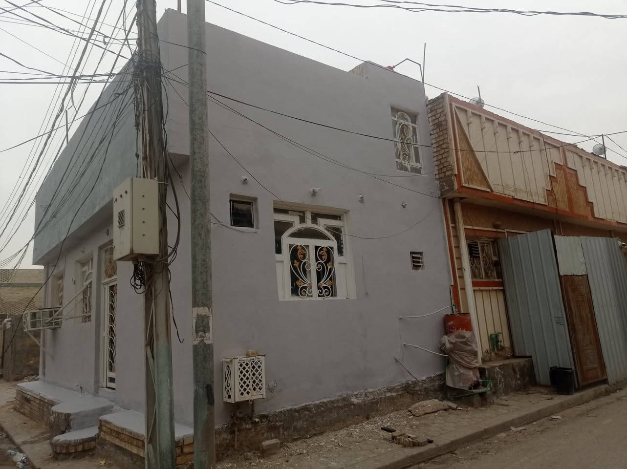 السلام عليكم بيت 50متر في حي وفاء يم شارع 20منطقه 39 البيت طابق واحد بي غرفه وصاله ومطباخ وصحيات بي تانكيات ثنين وبي سخان وبي ماطور البيت كامل يجاره مال 4اشهر اتصال ***********
