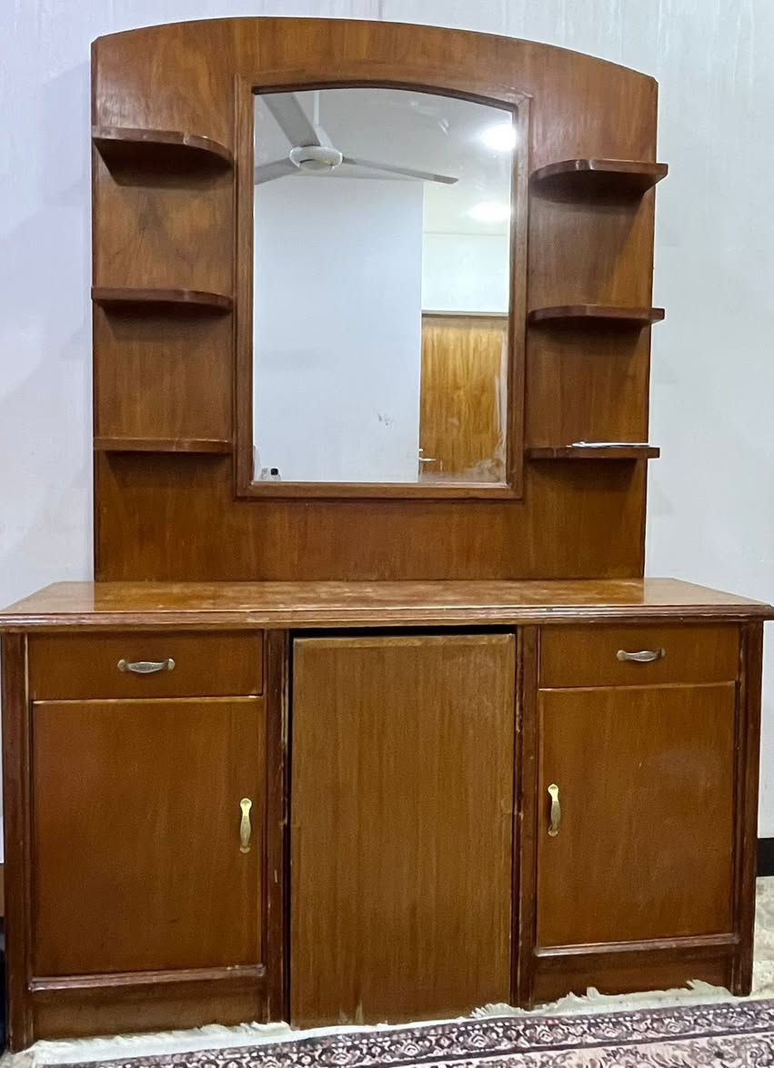 غرفة صاج قديم 7 قطع للبيع للاستفسار الاتصال على الرقم *********** مكانها شارع فلسطين
