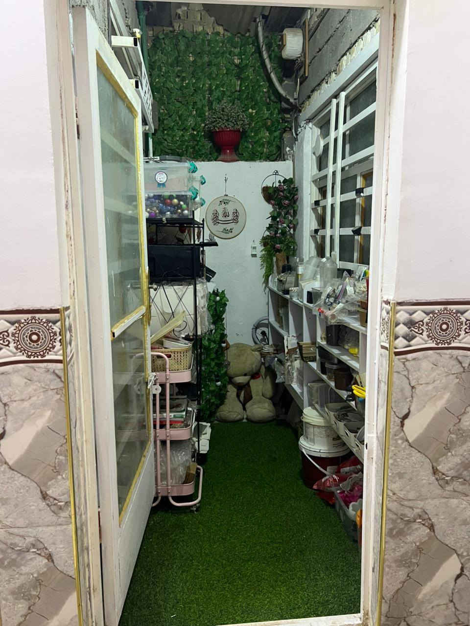 بيت ١٠٠م بناء بلوك كونكريت مسلح بناء حديث يباع مع الاثاث ..طابق واحد غرفه نوم استقبال صاله مطبخ طارمه صحيات ٢داخليه وخارجيه ..فرع ٥متر خدمات مجاري متوفره للباب حي الأمين ١ شارع الحر خلف مجمع همسه للإلكترونيات فرع أسواق اي مارت ..طابو زراعي سند ٢٥ إقرار محكمه من المالك مباشرة سعر ٦٨مليون للاستفسار مكتب الأوس للعقار ابو سجاد*********** ابو وائل *********** تفاوض مع صاحب البيت مباشر
