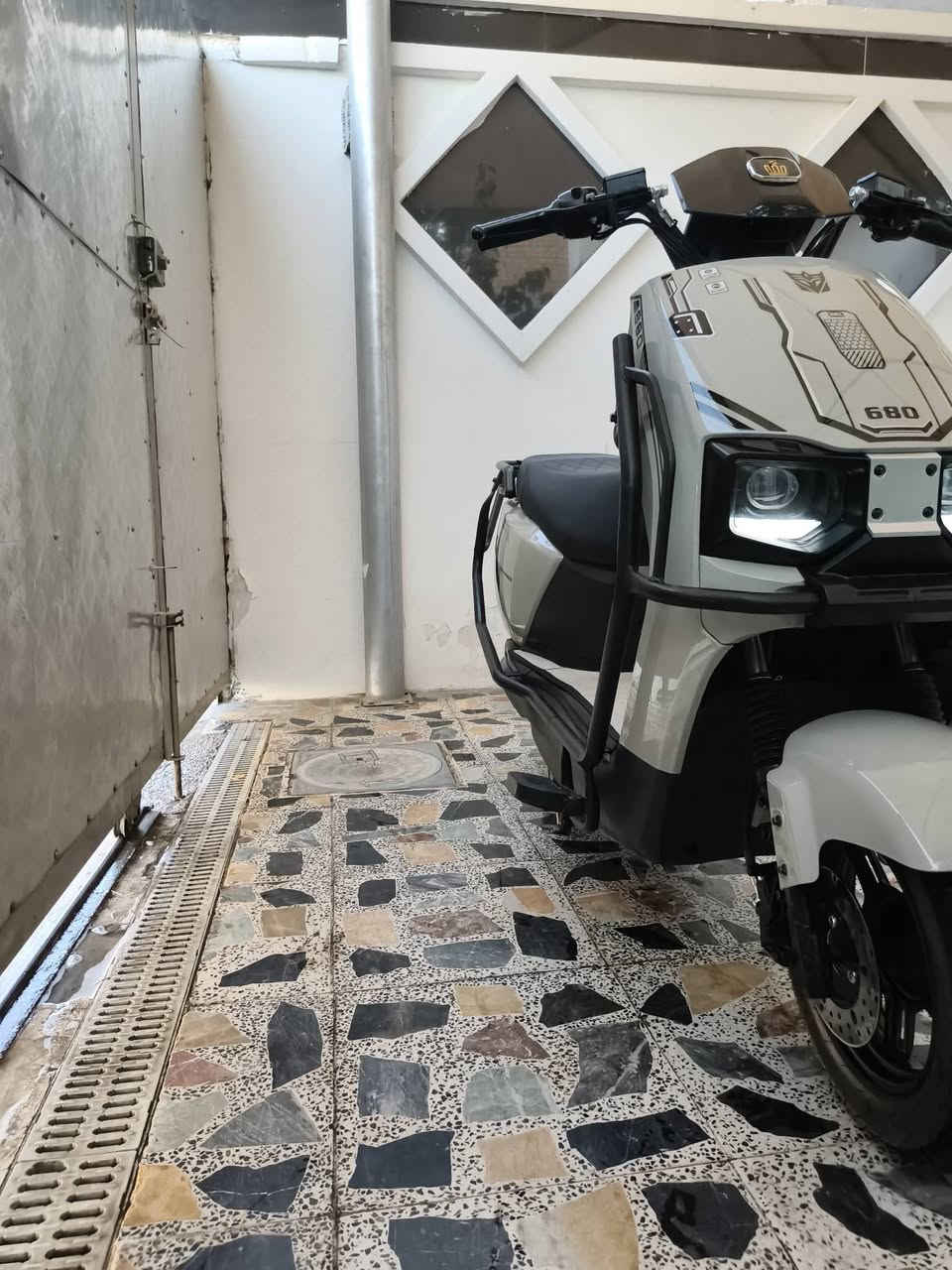 سلام عليكم دراجة شحن نوعها 680 موديل دراجة 2026  مواصفات دراجة سرعتها ٧٠ حقيقي    تمشيك ٧٠كيلو  لايت زنون    ملف 3000واط حقيقيي   ستة باتري  الدراجة مدرع بل كامل  تايرات جدد    دسك امامي خلفي جديد       الدراجة من تنترس شحن تفصل من تلقاء نفسها    مساحة تخزين جبيرة داخل صندوق      شاشة أي عطل يصير تعرضة الك     الدراجة ما فيها أي نقص شغل واطلع  السعر ٨٠٠وبيها مجال حك جيتك مكاني بغداد رقم ***********
