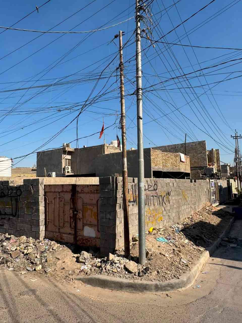 قطعه ارض للبيع مساحه 115 ركن ع شارعين الواجهيه 9 وربع ونزال 12 تبعد على الشارع العام 15 متر 

***********
