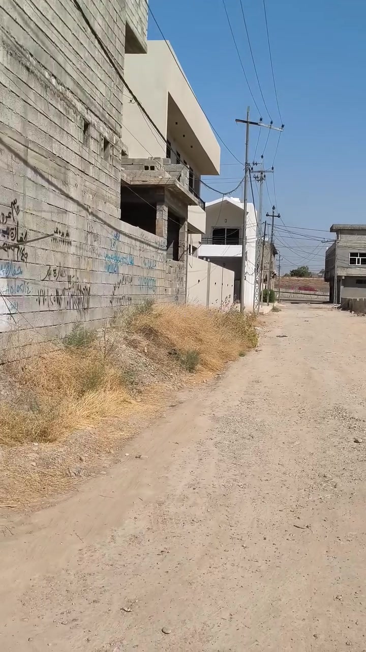 قطعه ارض للبيع قرب جسر معارض قريبه من الشارع 200 متر ماي كهرباء كامل واصل منطقه حلوة مرتبه سعرها مناسب الشراي يتصل *********** تنباع 100 او 200 متر
