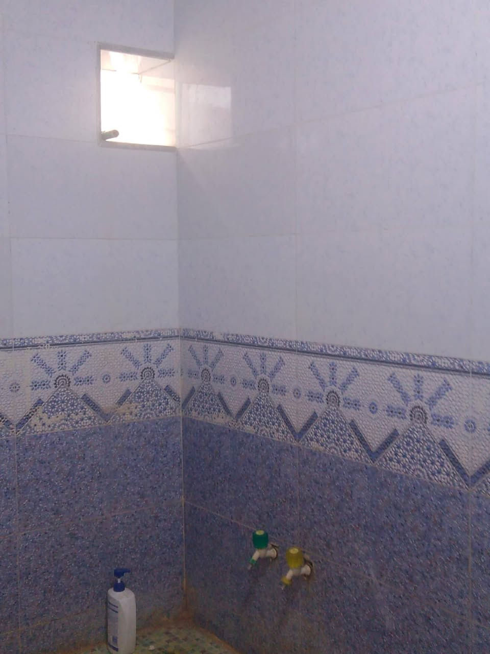 #شقه_للأيجار بالفداء بشارع ابولبنان جميع الخدمات متوفره 
تحتوي على/ غرفتين وصاله كبيره ومطبخ وصحيات وطارمه والدرج بناء
[ الايجار 200قفل ]
ملاحظه/ مطلوب عائلة صغيره

📞 للاستفسار اكثر،
     تواصل معنا الآن:              [ *********** ]
