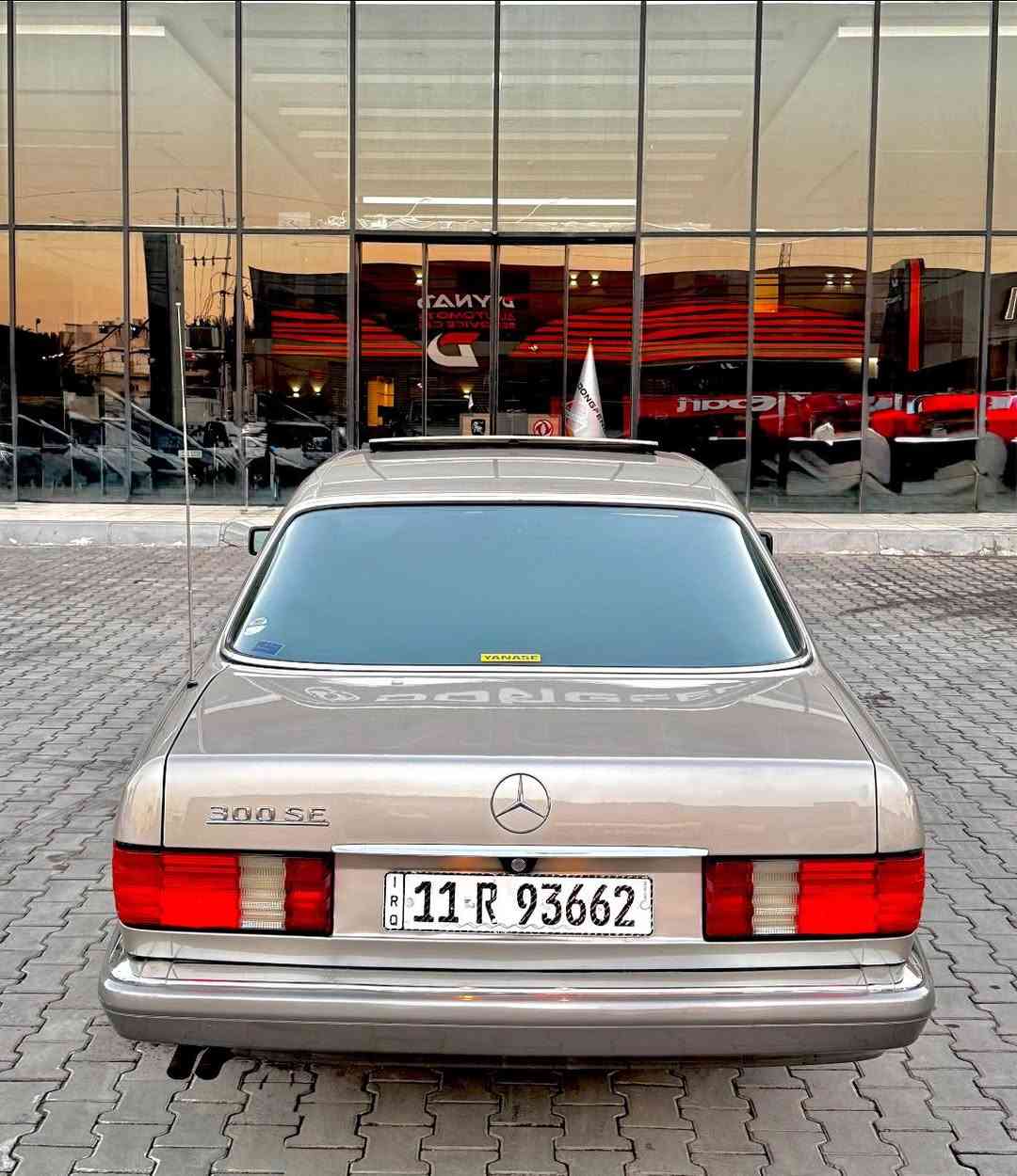 مرسيدس جامبو رئاسي 1990 اصل 300se 
جديدة بمعنى الكلمة ماشيه  148 الف  
فول موصفات    ( اول مره تنعرض ) 
سلايت  _ كشنات تدفئه امامي وخلفي 
كير قفل _ دبل مروحه _  ايرباكات 
ملاحظه ( سياره كلشي بيه بلادي ولا قطعه بدله وبدون قطره معجون وشواصيه ولغوده مال زيرو سياره فقط رش )
رقم بغداد بأسمي رقم جديد هزه جديده 
مكاني بغداد الكرخ سعر 155 ورقه 
*********** احمد
