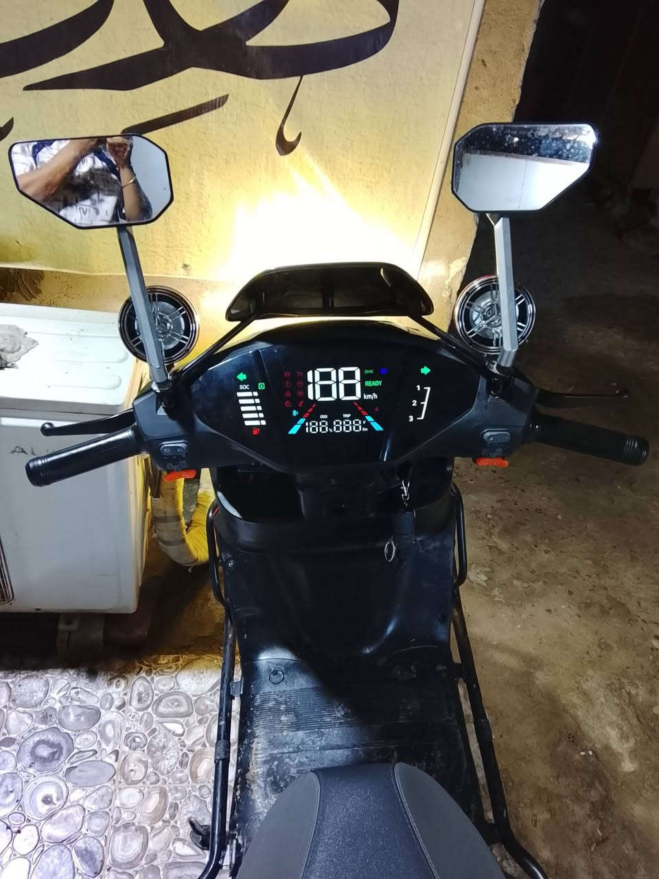 سلام عليكم دراجه شحن لبيع 6بطاريات نضافه 99بلميه دراجه سوده بس موشمه فابلون احمر سعر 800بيه مجال لمكان بصره هارثه طاقه رقم ***********
