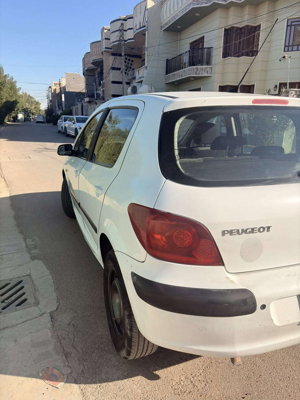 سلام عليكم 
بيجوا 2006(للبيع)
رقم بغداد 
باسمي مداور بنفس اليوم 
سياره بلاديه ونضيفه 
بيها اجزاء بسيطه صبغ للجماليه 
السياره بدون حادث ولا ضربه
مكينه كير خير من الله لا تبخير ولا تنقيص
المكينه جديده مصار شهر من شادها 
مشط جديد 
بور ستيرن جديد
عليها ادامه كامله 
تبريد فريز جديد 
مكاني حي جهاد 
***********
