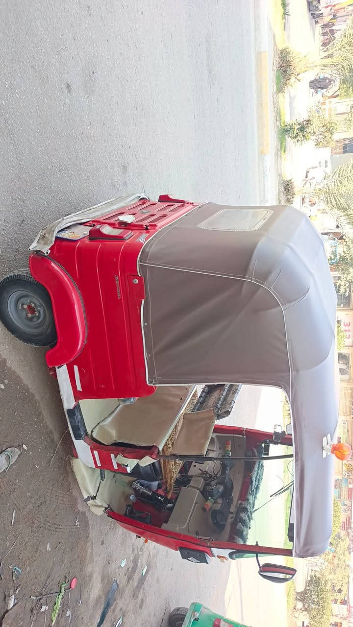 سلام عليكم تكتك للبيع في كربلاء المقدسة سعره 4مليون وبيه مجال اوراق البغدادي ***********
