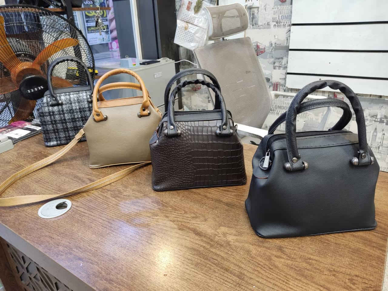 جنط نسائية ٧,٠٠٠
جنتاي ئافرتان ٧,٠٠٠ 
توصيل. كركوك ٣,٠٠٠


**إذا كنت صاحب هذا الإعلان وتريد حذفه لأي سبب، رجاءا أرسل رسالة إلى الدعم الفني**