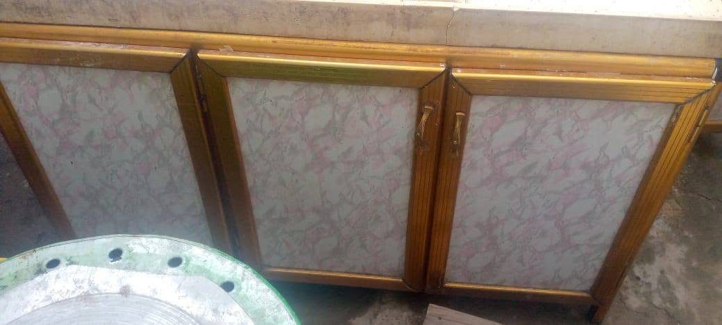 سلام عليكم كاونتر للبيع نضيف طوله 3متر ثلاثه قطع سعره 200 الاستفسار ***********
