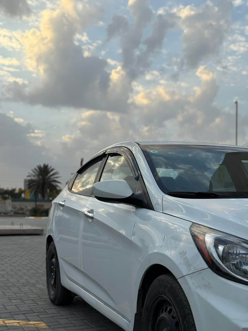 السلام عليكم للبيع او المراوس 
هونداي اكسنت 2014 گير اوتوماتيك تحكم ستيرن شاشه كشافات وارد امريكي محرك 1600 بيها قطعتين صبغ باب وجاملغ الخلفي الايمن سياره جاهزه ومابيها اي نقوصات رقم بغداد انگليزي الجديد سعر السياره 98 وبيها مجال للشراي 
للاستفسار *********** واتساب بغداد, العراق
