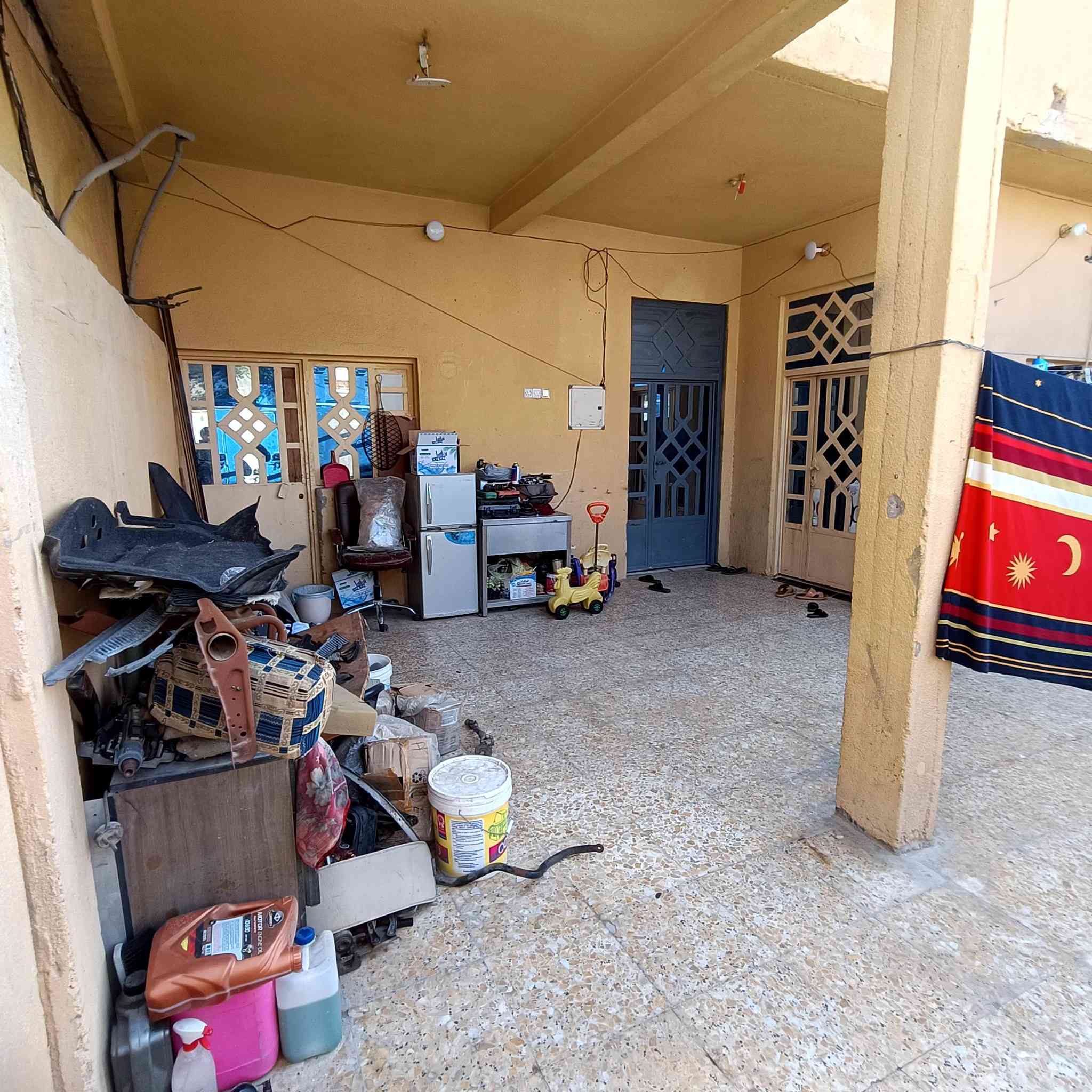 سلام عليكم بيت بل بصره دور الشرطه البيت مساحته 200 الواجها 10 طول البيت 20 كونكريت البيت كله كاشي رقمي ***********
