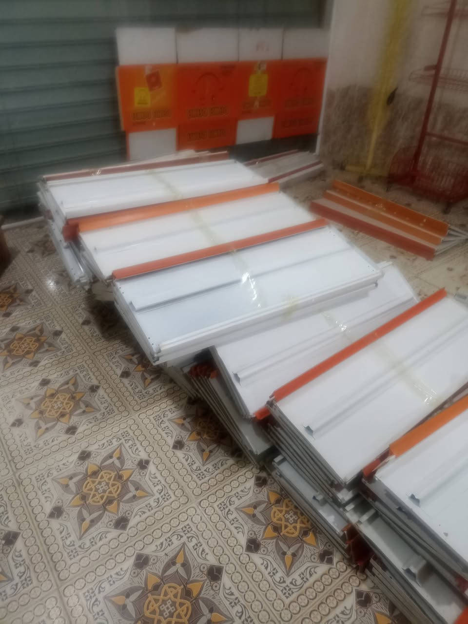 لەسەریزنت ئەدمین                                                          ئەو ڕەفانە لەگەڵ چوار ستاند  بۆ فرۆشتن  13مترن  ڕەفەی ناوەڕاست 6متر     تەلەفۆن کەن  وات ساپ ڤایبەر لەسەر کۆڕەکە***********یان***********
