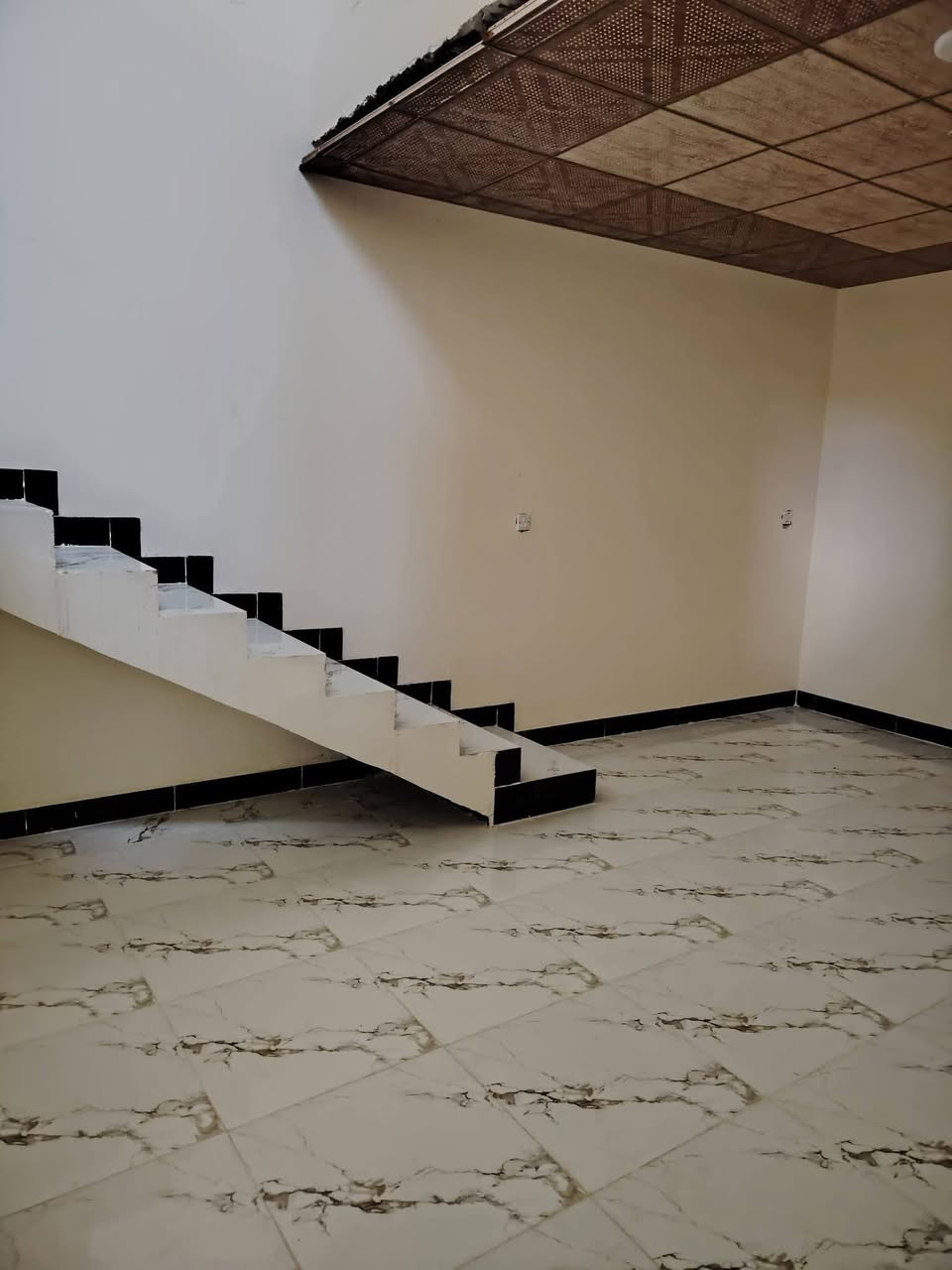 السلام عليكم مشتمل بدون اثاث  للايجار طابق ثاني متكون من استقبال ومطبخ وغرف نوم ٢ وصحيات العنوان القادسيه حي الجامعه  قرب مدينه الألعاب مجاور ماركت المنارة للاستفسار الاتصال على الرقم ***********
