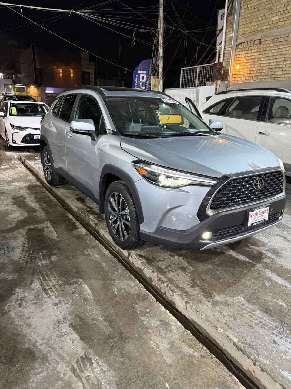 السلام عليكم
كورلا كروس موديل 2024 
فئه XLE فول مواصفات 
بدون رقم 
حادثها باب و جاملغ مبدل نفس اللون و باب خلفي بي تصليح بارد فقط 
السعر 200$ 
***********
