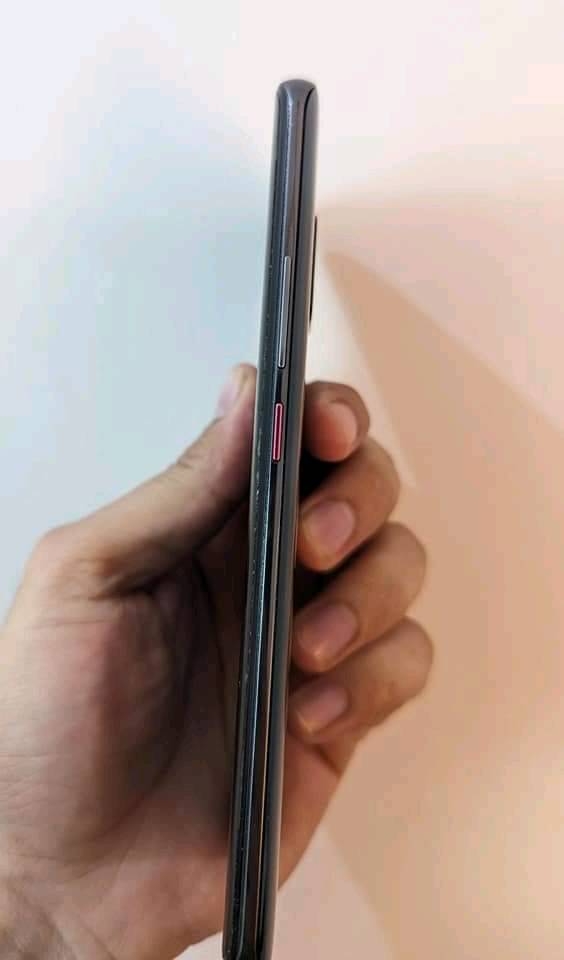 هواوي ميت 20 برو نظيف جدا مكفول 
ويا كارتونته فقط وحافظه السعر 250 الف 
مكاني النجف 