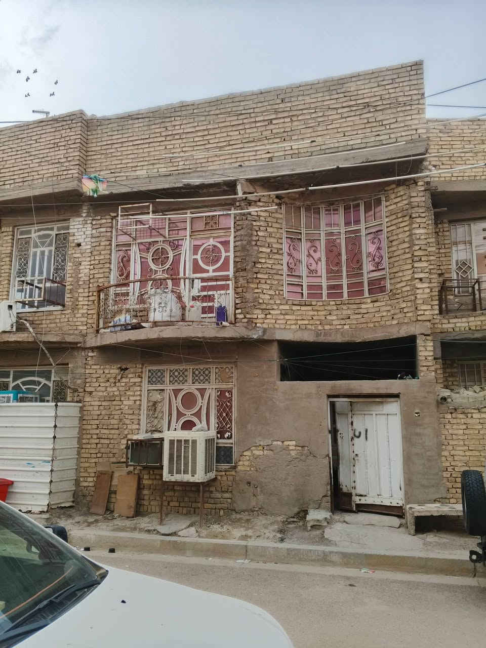 #بيع_شراء_ايجار_بناء_تعقيب_ترميم_تثمين_دور سكنية _
السلام عليكم يستمر مكتبنا بتوفير العروض المناسبة  الى زبائننا الكرام 
يعلن مكتبنا عن توفر مشتمل للبيع موقع ممتاز   بناء درجة اولى
مساحة المشتمل 50متر
الواجهه 7م
نزال 7م
يحتوي على كراج صغير خدمات خارجية مدخلين استقبال مطبخ حوالي درج خدمات منوار  في الطابق الأرضي 
2نوم مع صاله صغيرة مع خدمات في الطابق الثاني 
 بيتونه كبيرا مع سطح في الطابق الثالث 
موقع المشتمل حي اور 
مراجعة مكتب دلالية الامين الكائن في شارع الاسواق المركزيه مقابيل جامعة الأمام الكاظم 
هاتف *********** محمد الموسوي
