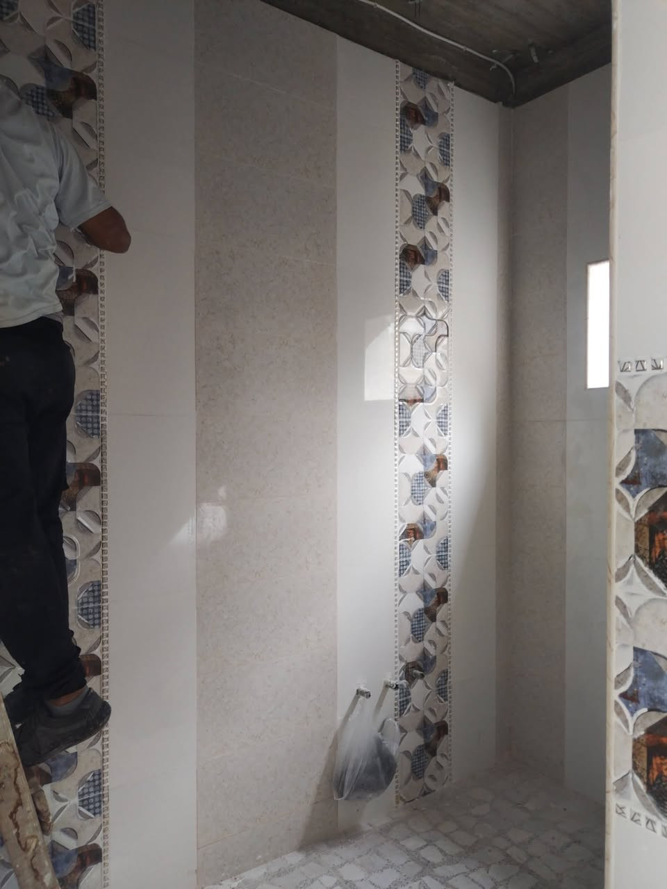 السلام عليكم متوفر كادر سيراميك ارضي وجدار وعمل وكوبنات مرمر وحلان وهاذا رقمي ***********
