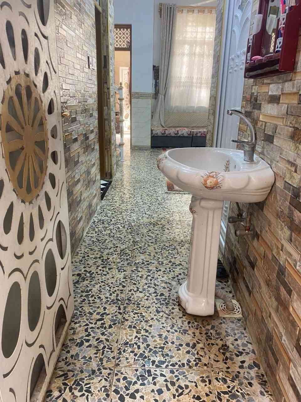 السلام عليكم 
دار للبيع طابو زراعي سند 25
مساحته 125 مربع 
بناء درجه اولى صب كونكريت يحتوي على غرفتين وصاله ومطبخ واستقبال وحمام خارجي او داخلي 
اضافه الى مخزن فوك مكانه مميز قريب على الشارع والمدارس شارعه تبليط 
مكانه حي ميسان شارع النخيل مقابيل هيئه الزهراء 
يبعد عن الشارع العام 7 ابيوت  قريب على شارع الكيات
يرهم مراوس أبيت طابو صرف 
مع الفرق
للاستفسار خاص 
***********
الرقم بي واتساب
