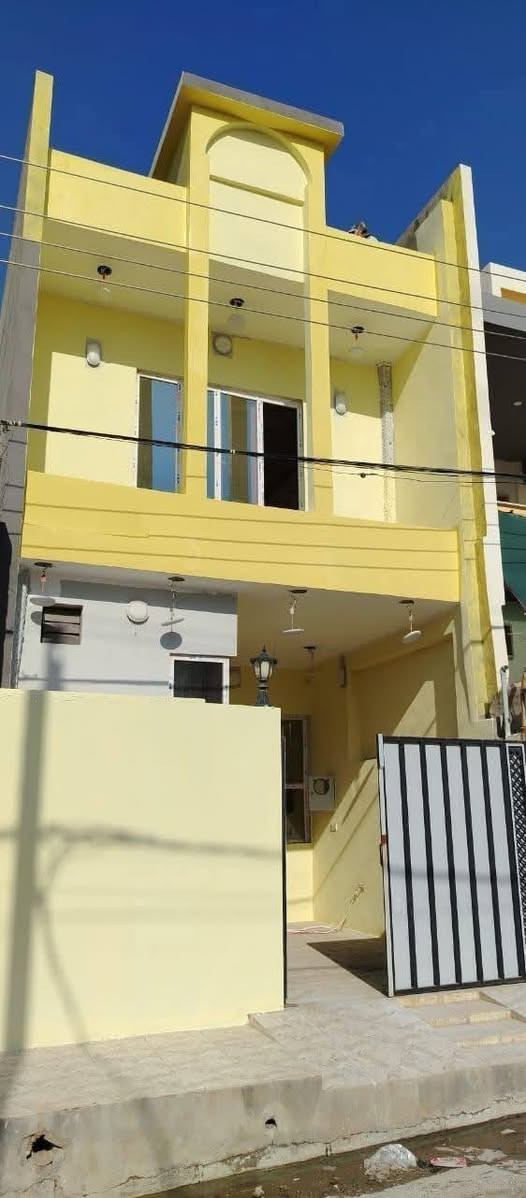 🏠 دار طابق ونصف للبيع (بناء حديث - زيرو)
الموقع: الموصل - حي الانتصار (شارع 60) من جهة الميثاق.

✅ تفاصيل العقار:

المساحة: 100 متر مربع.

نوع العقار: طابق ونصف (بناء حديث، لم يسكن سابقاً - زيرو).

الخدمات: شارع تبليط، خدمات كاملة، موقع مميز جداً.

السند: طابو الزهور (شرط التحويل باسم المشتري).

🛌 مكونات الدار:

غرف نوم عدد (2).

هول داخلي عدد (2).

استقبال واسع.

مطبخ مجهز.

مجموعة صحية (حمامين).

الاستلام: فوري ومباشر.

💰 السعر:

77 مليون دينار عراقي (مع مجال بسيط للشراي المباشر).

📞 للتواصل والاستفسار:

يمكنكم الاتصال أو المراسلة عبر واتساب على الأرقام التالية:

***********
