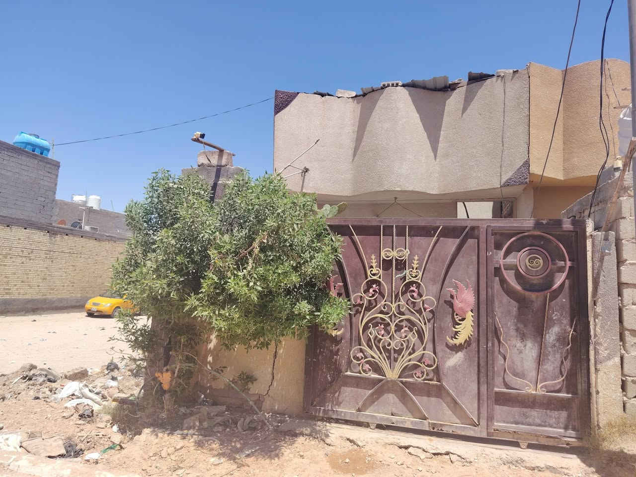 عندي بيت بكربلاء الامن الداخلي
مساحت البيت 100م
بناء بلوك الارضيه صب +طابق ونص
الارضي يتكون من غرفه وصاله ومطبخ وستقبال
الطابق الثاني غرفه وصاله
السياج الخارجي يحتاج ترميم مع الصحيات
السعر معروض 60قفل لان مستعجل عليه كلش
عندي مريض
يمه مدارس ومستوصف وكل الخدمات
وشارعه وصله التبليط حالين داكيله ارصفه 
عليه اسكان 4ونص
حسب الاتفاق وراي او وره المشتري
اذا وراي اسدد بنفس الوقت وداور
متواجد علفيس
***********

