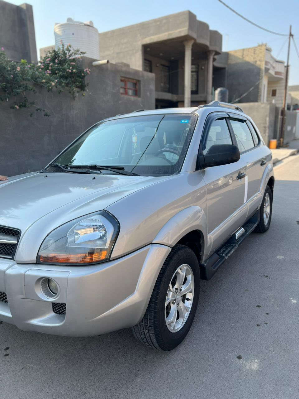 السلام عليكم
هونداي توسان 2009 خليجي 

بيها باب السايق صبغ والباقي مكفول 

رقم بغداد دولي مشروع وطني تحويل ثاني يوم

المواصفات: فتحة سقف / بلوجكتر / كير اوتو 

ماشيه 184 الف كم / 5ويل كب / AUX 

محرك 2000 دوش 

المكان..واسط..الحفريه ……… السعر 120 وبيها مجال 

للتواصل والاستفسار ***********//***********
