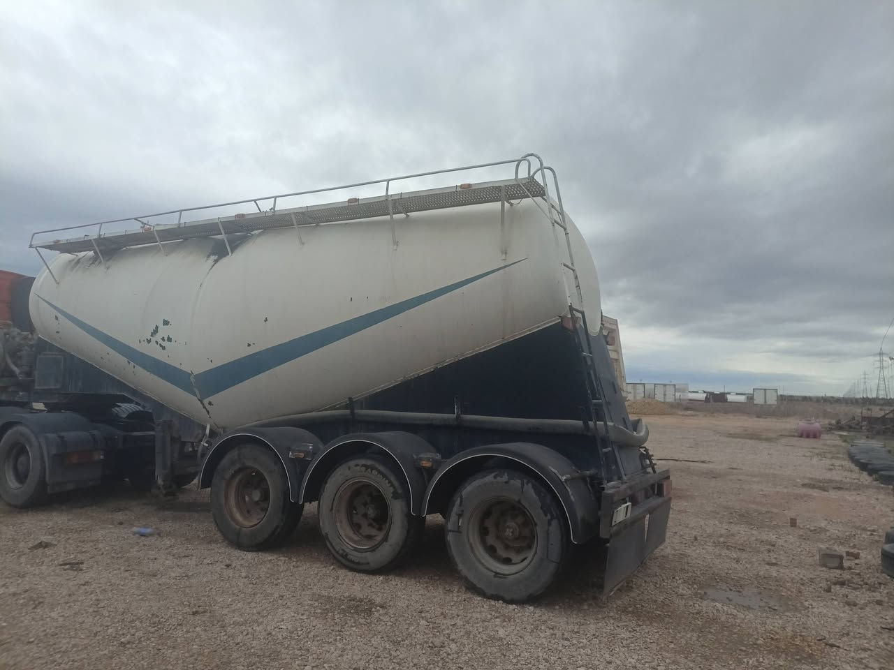 سايلو للبيع جاهز  محرك اربعه بسته ثلاث محاور محور الثالث رفاع سعره 55 بمجال بسيط ***********
