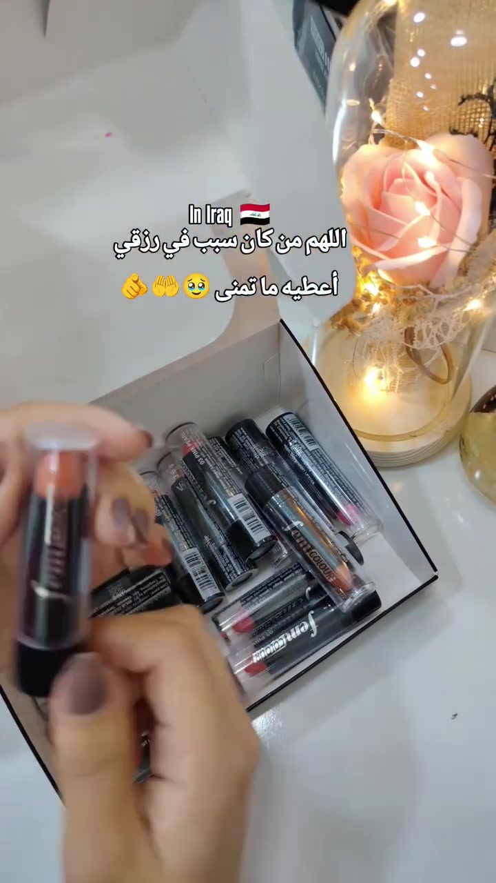 المنتج عبارة عن أحمر شفاه "سحري" من ماركة Aulia، يتميز "Enriched with Vitamin E" و"Magic Transparent Lipstick"
.يحتوي المنتج على مكونات مرطبة مثل فيتامين E، وزبدة الشيا، وزيت الزيتون.يُسوق له كأحمر شفاه يغير لونه أو يظهر شفافاً قبل التفاعل مع الشفاه، ويُعرف بـ "Magic Lips".يتوفر ضمن مجموعة درجات لونية مرقمة تظهر على العبوة الخارجية. 
#smallbusiness #explore #shere


**إذا كنت صاحب هذا الإعلان وتريد حذفه لأي سبب، رجاءا أرسل رسالة إلى الدعم الفني**