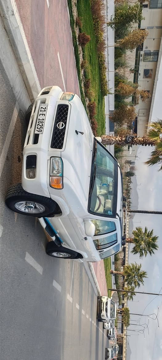 نيسان پاسڤاندەر  مۆدێل 2001 مواسەفات SE
جام کارەبا سوکان ڤۆلیۆم تەحدید سورعە 
ئاوێنە هیتەر ئاوێنە کامێرا 
سەقف سلایت تەبریت سارد و گەرم 
کێرو مەکینی و دەبل ئەکسلی بەشەت
تاقمێ تایەی جەبلی تازە لە ژێرە 
سەیارەکە نمونەیە لە جوانیدا 
سەنەوی تا9/2029 تازەیە  
شوێن سلیمانی 
نرخ110مەعەملە
***********
***********
