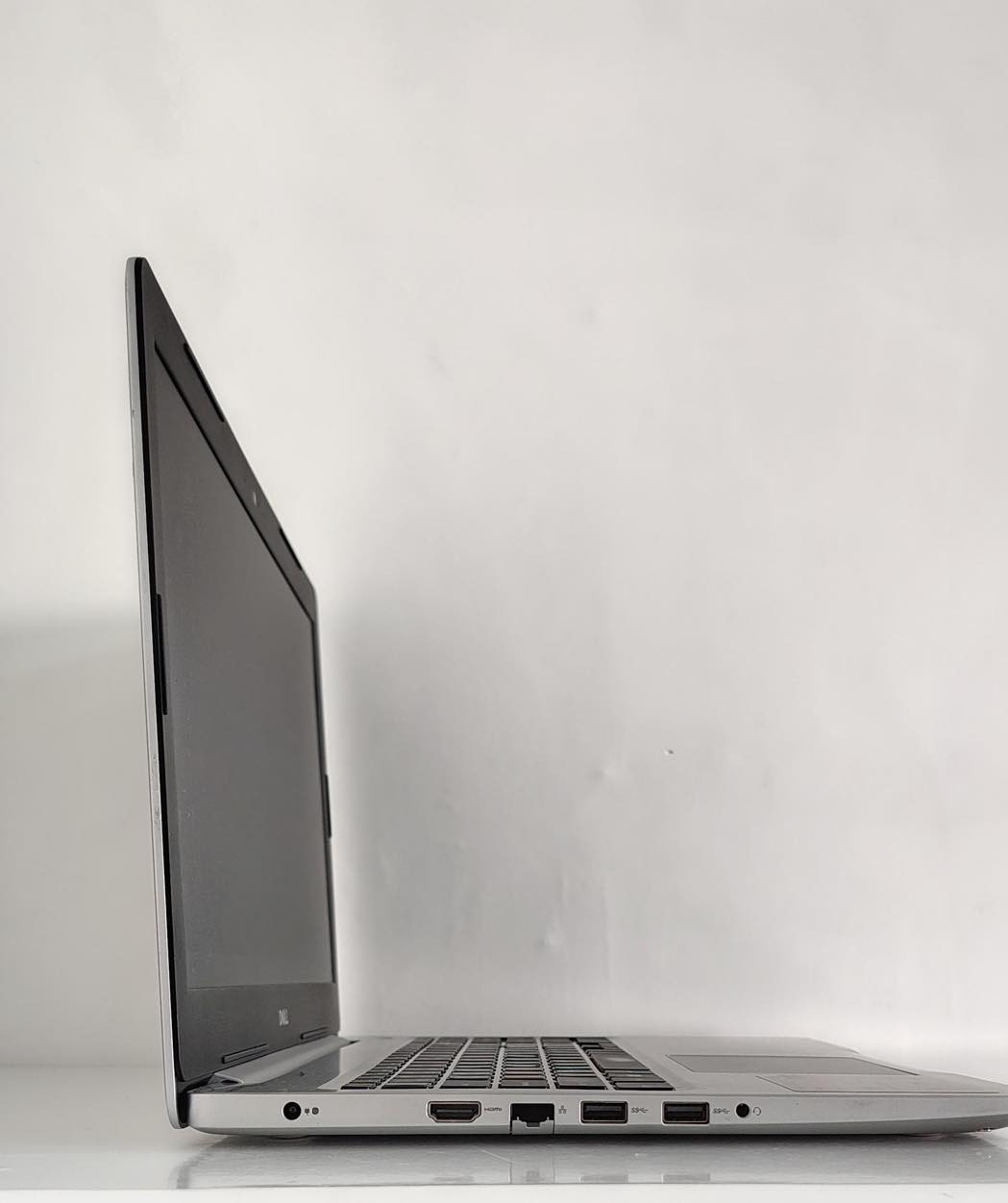 🔥 عرض مميز من لابتوبيا 🔥

💻 Dell Inspiron 5570
أداء ممتاز للدراسة، الشغل، والاستخدام اليومي 👌

🔹 المواصفات:
 • معالج: i7 الجيل الثامن ⚡
 • رام: 8GB DDR4
 • خزن مزدوج:
 • SSD NVMe 256GB (سريع جداً للنظام) 🚀
 • HDD 320GB (للتخزين)
 • كرت شاشة: Intel UHD 620 (4GB)
 • الشاشة: 15.6 بوصة FHD 🎯
 • كيبورد: عربي + إنكليزي
 • بطارية: جديدة 🔋

💰 السعر: 325 ألف دينار
🚚 توصيل مجاني لكل المحافظات

⸻

📍 لابتوبيا
📞 واتساب: ***********    

✔️ ضمان شهر بعد الاستلام
✔️ فحص أمام المندوب
✔️ توصيل سريع خلال 24 ساعة
✔️ تغليف احترافي
✔️ ملحقات كاملة (حقيبة + ماوس + ماوس باد + شاحن أصلي)
✔️ نظافة عالية

📍 موقعنا: بغداد – الأمين الثانية – شارع النواب

راسلنا واتساب نساعدك تختار لابتوب يناسب استخدامك
