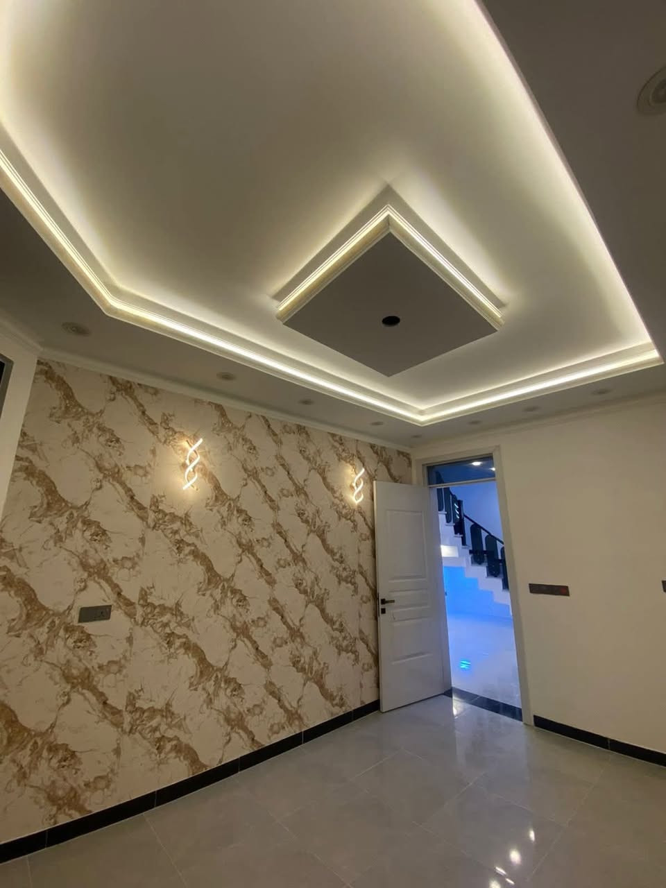 للبيع مساحة ١٠٠ متر طابقين ٣ غرف نوم السعر ١٣٧ مليون مليون وبيه مجال بسيط بدون دلالية تنازل شركة وإقرار محكمة
استقبال مطبخ صاله وصحيات ٢ العنوان بغداد الدورة البوعيثة مجمع السلطان الثاني الفرع السابع ***********
