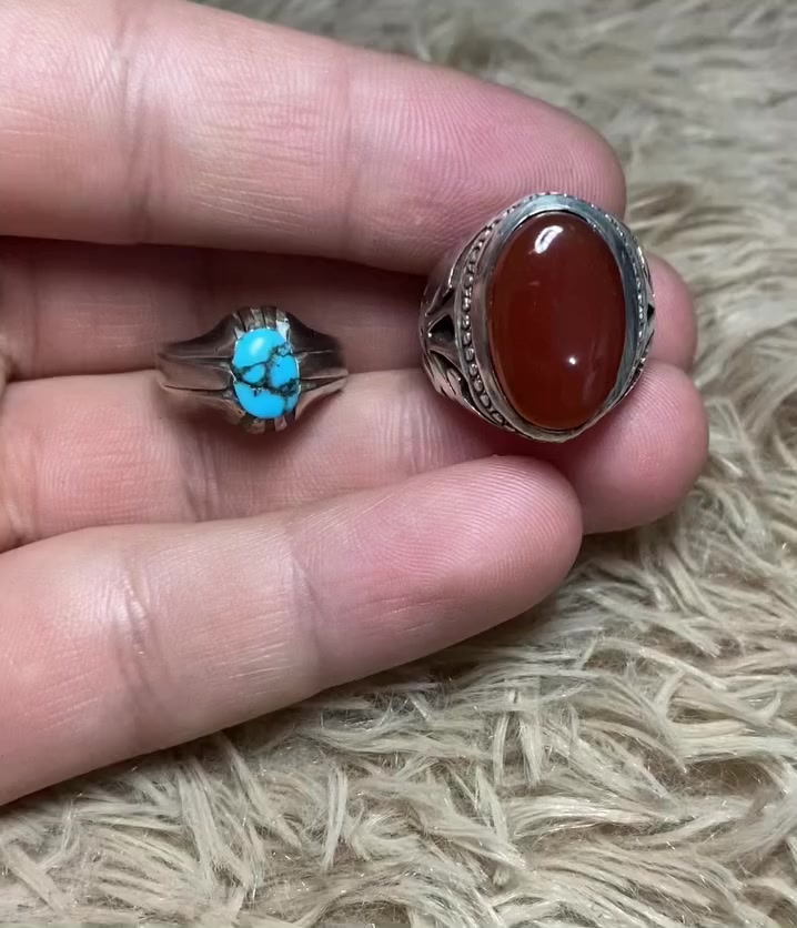 سلام عليكم عقيق يماني وفيروز نيشابوري قديمات 
فضه مختوم ٩٢٥ قياسات صغار (14-15) تقريبا هيج قياس للبيع فقط يوجد توصيل ***********
