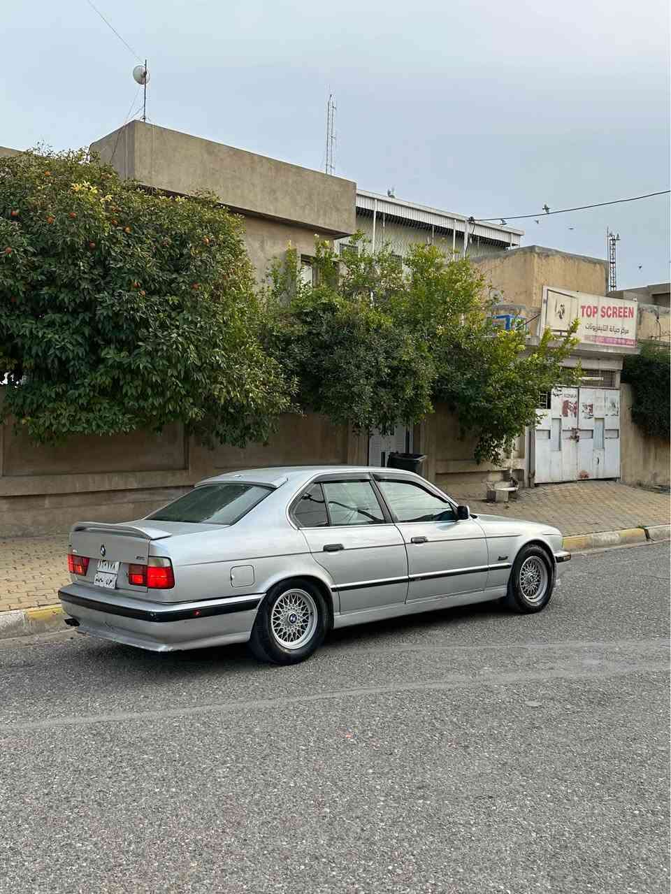 سلام و علیکم 
بی ام مۆدیل ١٩٩٣ 
سەنەوی تا ٢٠٢٧ کۆبۆنی بەنزینی هەیە
کوشن جلد سبی تەبرید سارد ئیشەکات 
جوار ویل حەسیر بیلادی لە بنە لەگەل چوار تایەی تازە
سەیاریە زۆر جوان ماوەتەوە لە وینەکە جۆنە هەر وایە
سعری ٦٩ مجالی کەم شوێن کەرکوک
*********** دكوك, كركوك
