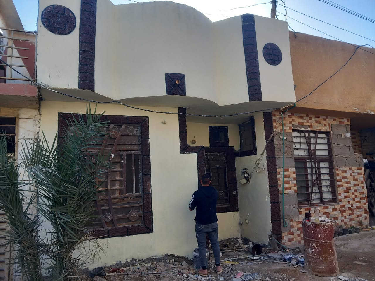 سلام عليكم ورحمة الله  مقاولات عامه كرسته وعمل كل مايخص البناء والترميم لدور القديمه شغل درجه اوله جميع احيا كربلا *********** يوجد وساب وسعار جدا مناسبه
