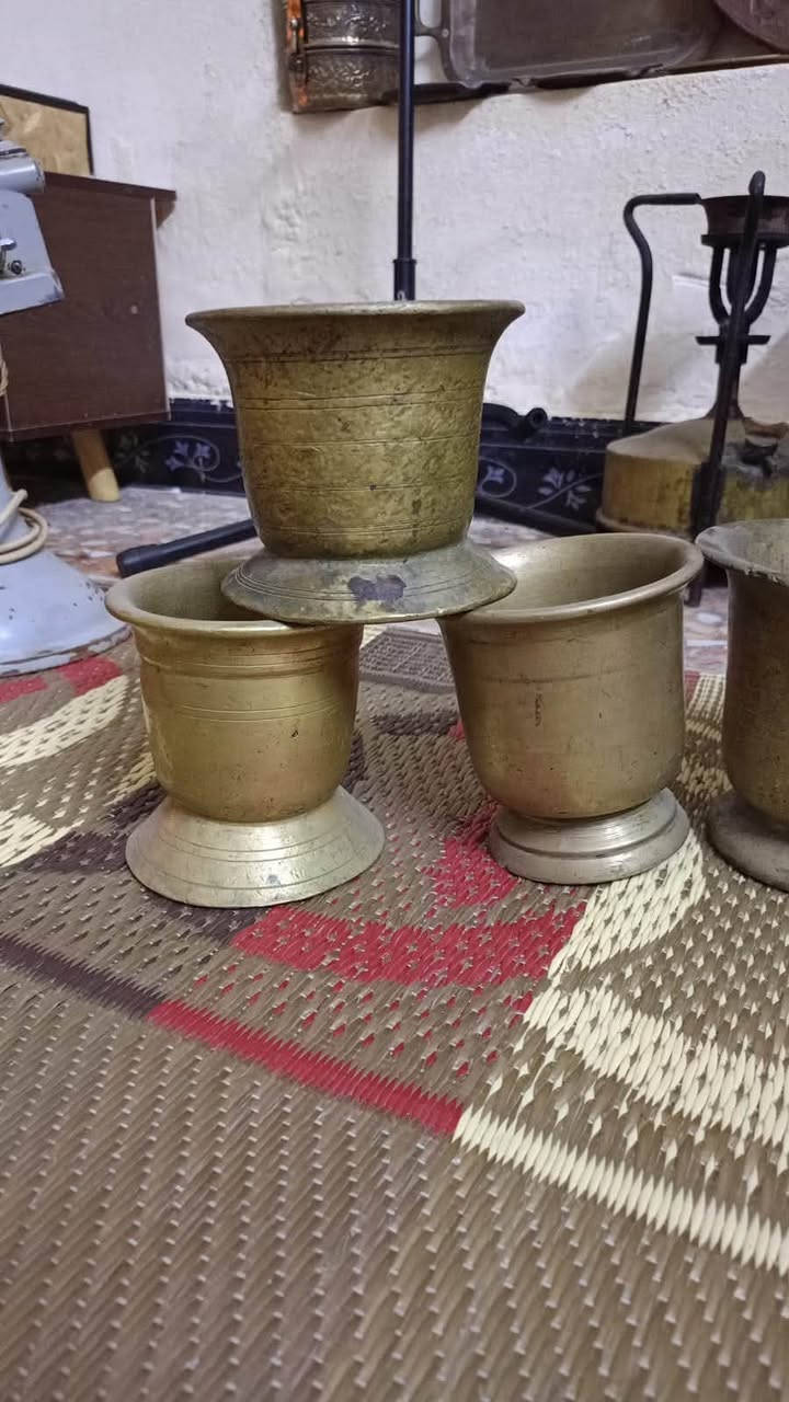 للبيع ها ونات نحاس الاحجام من 15 لل11 متعدد بيهم 12 و13 ازغر شي 11 هاونات فقط بلا يدات المجموع 9 قطع  السعر 225 الكل ***********
