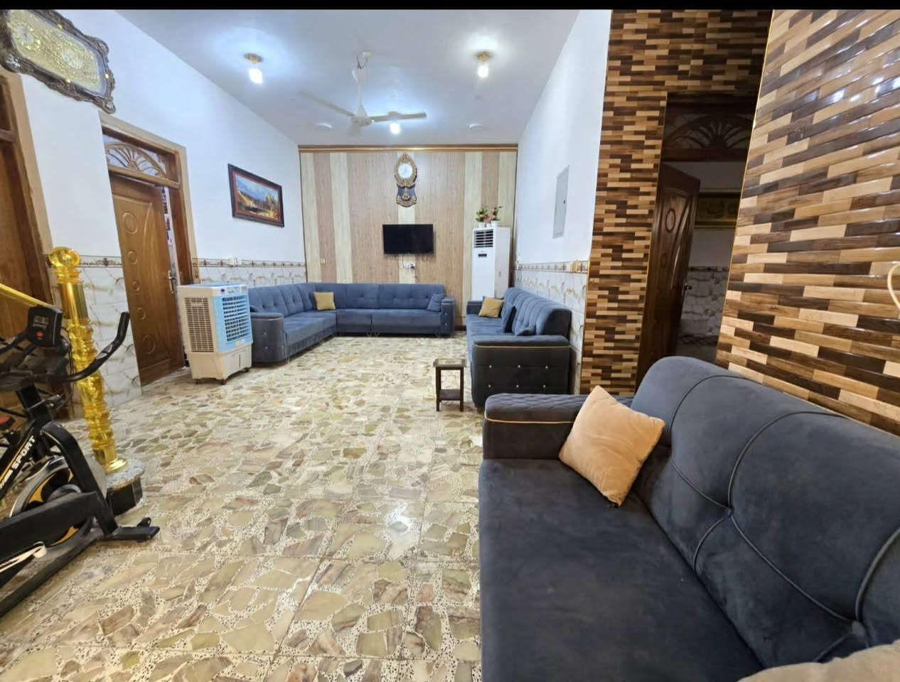 تخم ديوان للبيع اخو الجديد  خشب ثقيل واسفنج مميز وقماش مقدف
١١ متر مع قنفه اضافيه ثلاثيه 
السعر 750 الف 
مكان الديوانيه .الاسكان
***********
