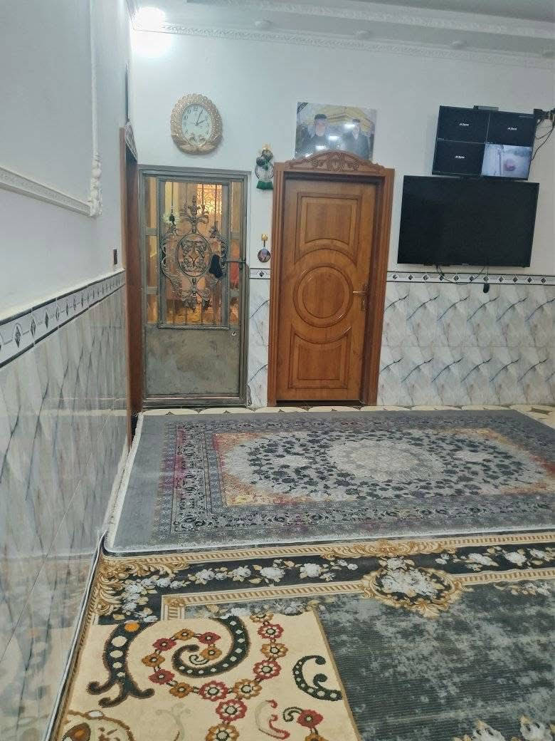 بسم الله الرحمن الرحيم اسعد الله اوقاتكم احبتي يتوفر لدينا بيت للبيع طابو زراعي عراقي يتكون من غرفتين وديوان وصاله ومطبخ صحيات مساحة 225 الاقاط ثاني هيكل عنوان البصره ابو الخصيب ابو جوزي سعر 125,  وبيه مجال (***********)
